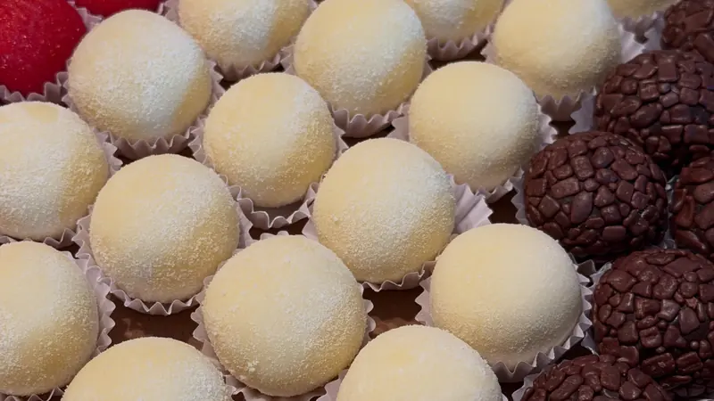 Beijinhos, brigadeiros e moranguinhos em forminhas